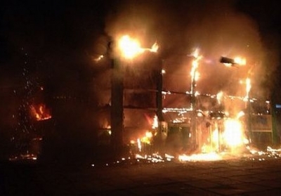 Террористы в Мариуполе сожгли банк и разгромили офис 