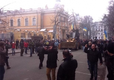 К Януковичу на тракторе: активисты штурмуют Банковую (фото)