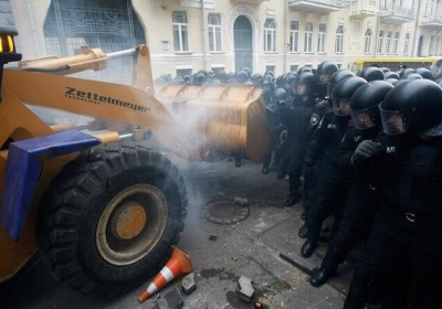 Неудачный штурм АП: милиция применила газ, провокаторы отступают
