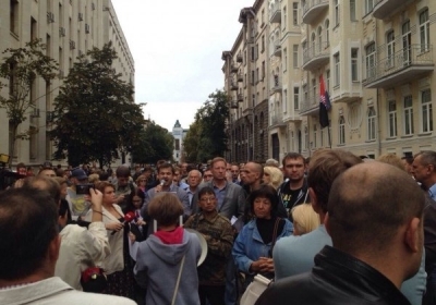 Активісти пікетують Адміністрацію Порошенка: вимагають відправити підкріплення в Іловайськ, - фото