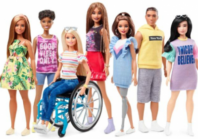 У новій серії Барбі є ляльки на інвалідному візку та з протезом ноги
