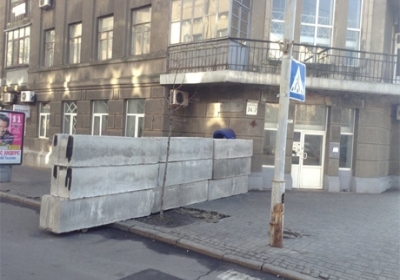 Правительственный квартал замуровывают бетонными баррикадами, - фото