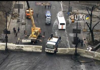 На Грушевського звели бетонну барикаду, - фото