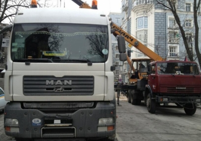 Бетонные баррикады из Институтской демонтируют грузовики без номеров, - фото