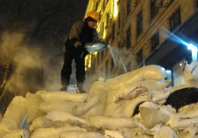 На Євромайдані зводять барикади з мішків зі снігом