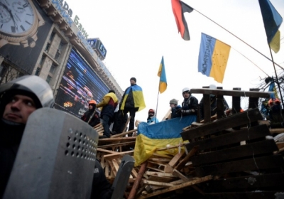 Силовики забираються з Майдану. Євроактивісти почали відбудувувати барикади