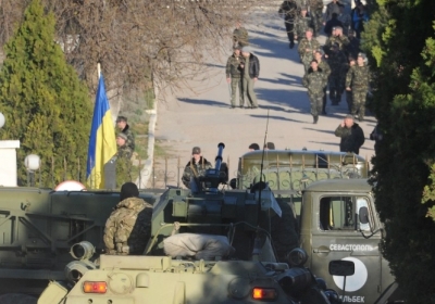 Колони з кримськими військовими рушили у напрямку материка