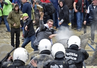 Протести фермерів у Брюсселі переросли у сутички із поліцією, - фото
