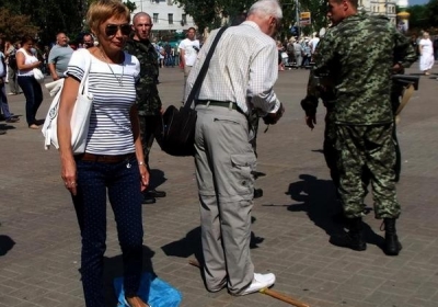 Вихователька дитячого садка в Донецьку витерла ноги об прапор України