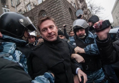 Беркут побив та затримав активістів за трафарети з Януковичем (фото, відео)