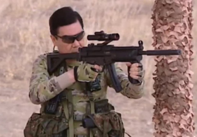 Лідер Туркменістану продемонстрував силовикам, як правильно поводитися зі зброєю, - ВІДЕО