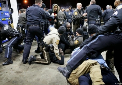 Протесты в Беркли за убийства полицейьским афроамериканца 24 декабря, 2014 Фото: Associated Press