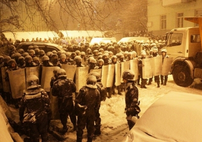 Силовики штурмують барикади на вулицях Києва