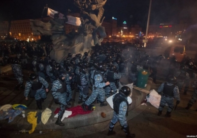 Бійці спецпідрозділу «Беркут» розігнали активістів Євромайдану, які проводили мирну акцію протесту на майдані Незалежності у Києві, 30 листопада близько 4:00. Фото: ukrainian foto