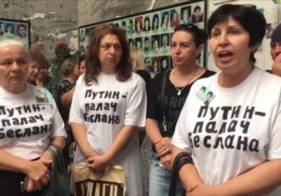 У Беслані невідомі молодики напали на учасниць акції проти Путіна