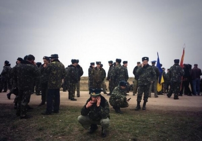 Озброєні росіяни не пропускають беззбройних українських військових на роботу в аеропорт Бельбек