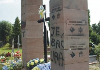 В Польше неизвестные изуродовали памятник воинам УПА: написали 