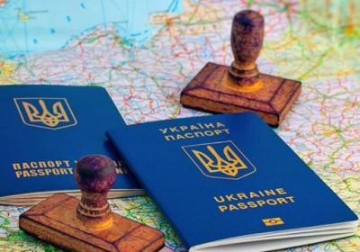 Можливість продовжувати дію паспортів у консульських установах відновили для українців за кордоном