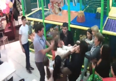 В сети появилось видео шокирующей драки агрессивных мам на детском празднике в России