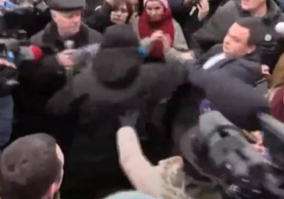 На главу Нацполиции Киевщины напали митингующие, - ВИДЕО