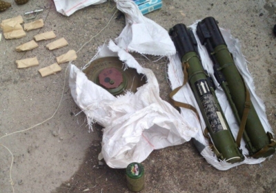 Поблизу міста Часів Яр правоохоронці виявили велику схованку зі зброєю та вибухівкою, - фото