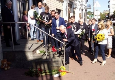 Кияни вшановують пам'ять жертв катастрофи Boeing-777 та несуть квіти до посольства Нідерландів