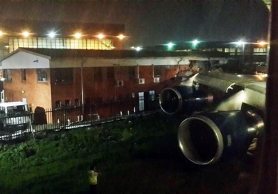 В ЮАР Boeing с пассажирами на борту врезался в здание аэропорта