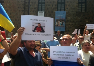 Лаврова у Болгарії зустріли протестувальники з українськими прапорами