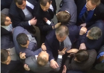Вечернее заседание Рады началось с драки: Гройсман объявил перерыв, а потом закрыл заседание