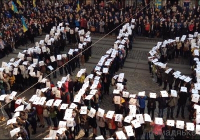 Кілька сотень львів’ян в унісон виконали державний гімн на головній площі міста, - відео