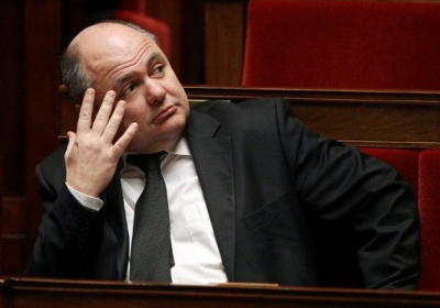 Глава МВС Франції подав у відставку через скандал з працевлаштуванням доньок