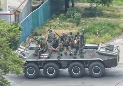 Терористи їздять Донецьком колоною на БТР і в супроводі швидкої