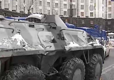 В центр Киева стягивают бронетехнику