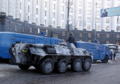 Барикади, БТРи, водомети, покришки, повстанці, ВВшники