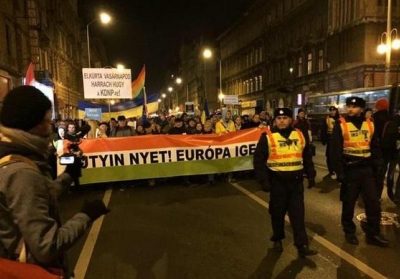 Сотни венгров вышли митинговать против визита Путина