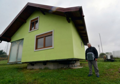 72-річний Войін Кусіц стоїть біля побудованого власноруч будинку, що обертається, Србац, Боснія і Герцеговина, 10 жовтня 2021 року Фото: AP Photo / Radivoje Pavicic