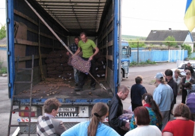 На Луганщині Організація Об'єднаних Націй роздала посадкову картоплю на півмільйона гривень, - фото