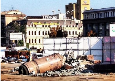 В Днепропетровске коммунальщики снесли постамент от памятника Ленину