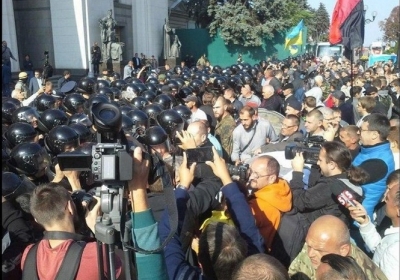 Под Радой столкновения: активисты требуют, чтобы депутаты проголосовали за люстрацию, - фото
