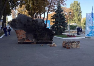Монумент при вході на YES. Україна і відбитий у буквальнім сенсі Крим. Фото: twitter.com/MichaelShchur
