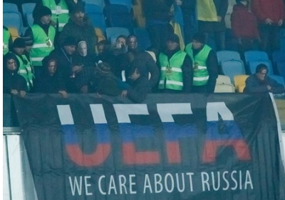 На матче против Литвы в Киеве болельщики напомнили, о ком заботится УЕФА, - фото