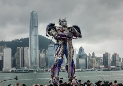 Китай, Гонконг, 19 июня 2014. Перед мировой премьерой фильма "Трансформеры-4" в Гонконге установили шестиметровую статую трансформера Оптимуса Прайма. Фото: АFР