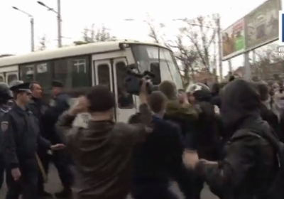 В Одессе подрались сторонники России и евромайдановцы, которые блокировали Царева в отеле 