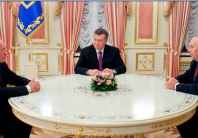 Азаров, Янукович, Рибак. Фото: partyofregions.org.ua
