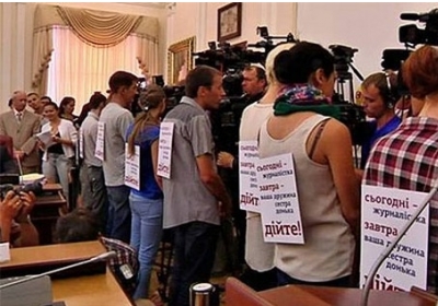 Журналістів, які влаштували акцію протесту перед Азаровим, викликають у Кабмін