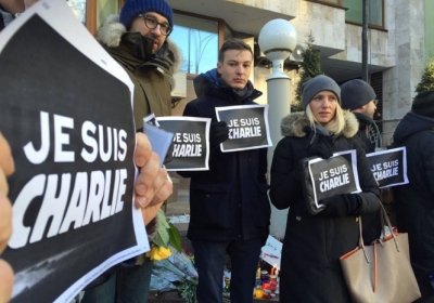 Журналісти та народні депутати влаштували акцію підтримки під посольством Франції у Києві, - відео