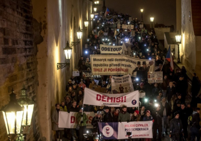 У Празі багатотисячні протести: люди вимагають відставки прем'єра і його уряду, - ФОТО