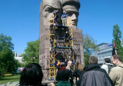 В Киеве сносят памятник чекистам, - ВИДЕО