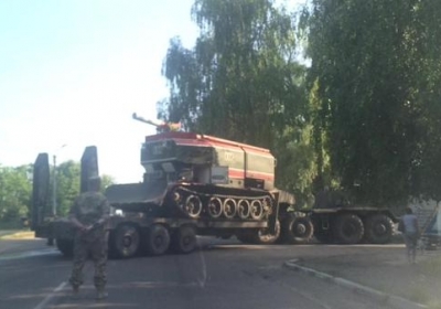 К горящей нефтебазе под Киевом подтянут пожарные танки, - Аваков
