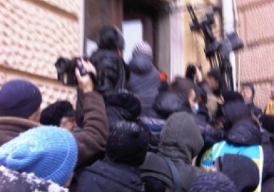Активисты в Черновцах разрубили топором дверь областного совета. Силовики применили слезоточивый газ